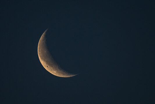 crescent moon on blue night sky