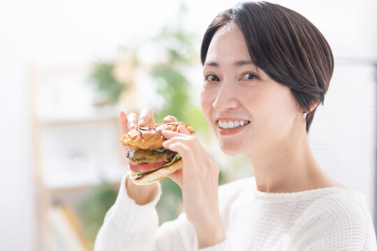 ハンバーガーを食べる女性
