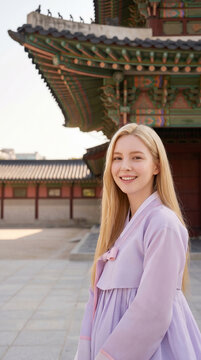 바닷가에서 웃는 외국인 여성 / Foreign Woman Smiling by the Sea