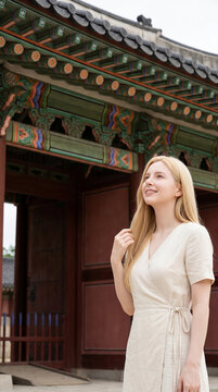 전통 건물 앞의 외국인 여성 / Foreign Woman in Front of a Traditional Building