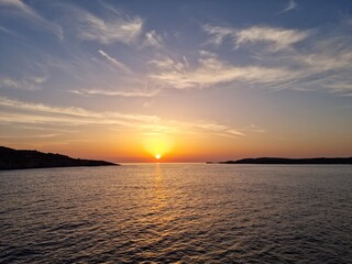 Obraz premium Sunrise over the islands betwen Gozo and Malta