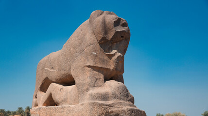 Obraz premium Ancient lion sculpture in Babylon, Iraq showcasing historical craftsmanship