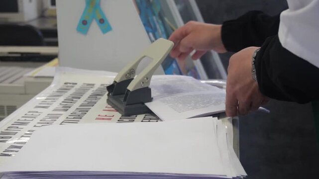mechanical office hole punch