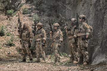 Obraz premium Military personnel conducting tactical field operations in rugged terrain, demonstrating teamwork, coordination, mission readiness, strategic planning, security operations, and defense training