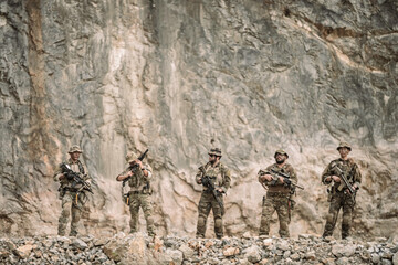 Obraz premium Military personnel conducting tactical field operations in rugged terrain, demonstrating teamwork, coordination, mission readiness, strategic planning, security operations, and defense training