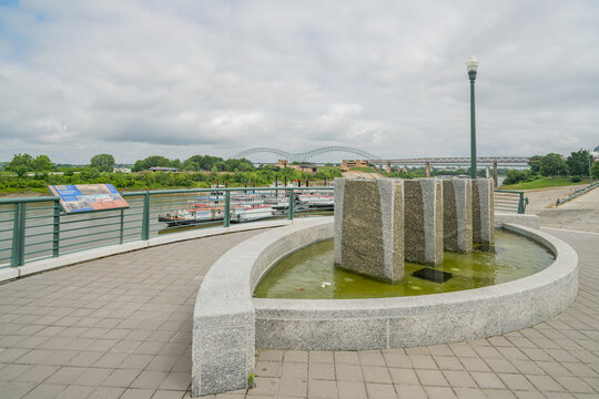 Memphis Riverfront Park Fountain and Hernando de Soto Bridge