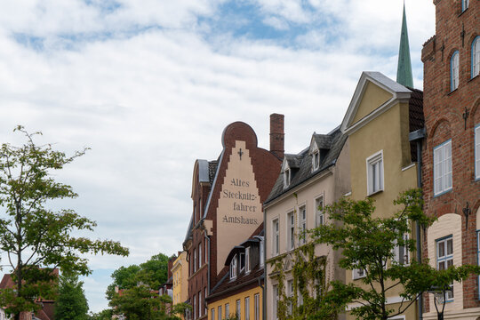Altes Schecknitzfahner-Amtshaus: Ziegelfassade mit Fenstern und Schild in L&uuml;beck