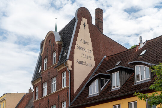 Altes Schecknitzfahner-Amtshaus: Ziegelfassade mit Fenstern und Schild in L&uuml;beck