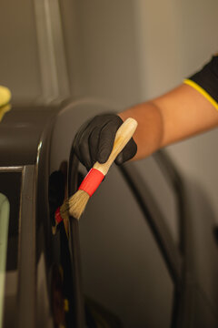 Aplica&ccedil;&atilde;o de produto automotivo com pincel em ve&iacute;culo | Applying automotive product with brush on vehicle