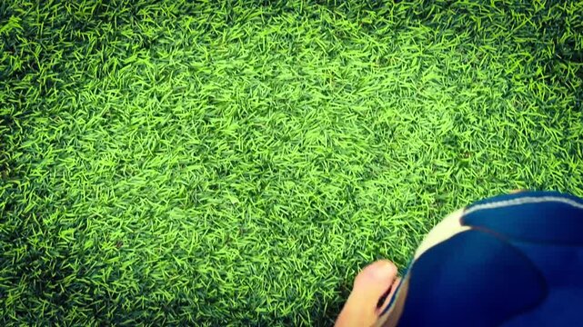 Pies descalzos caminando sobre c&eacute;sped verde en una escena de relajaci&oacute;n y bienestar &mdash; v&iacute;deo 4K