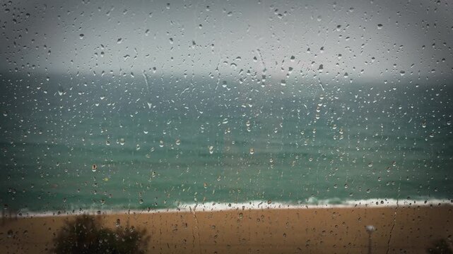 Lluvia intensa sobre el mar Mediterr&aacute;neo vista a trav&eacute;s de una ventana durante un temporal costero &mdash; v&iacute;deo 4K