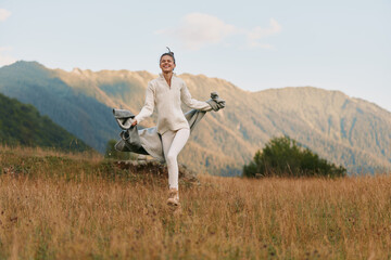 Naklejka premium A joyful woman in white activewear runs across a sunlit field, carrying a bicycle over her shoulder. A bright outdoor lifestyle moment celebrating energy, freedom, and playful adventure.