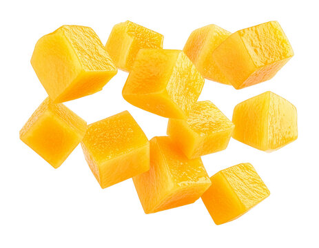 Dynamisch fallende saftige Pfirsichw&uuml;rfel isoliert f&uuml;r Food-Designer zur sommerlichen Gestaltung von erfrischenden Eistee-Verpackungen auf transparentem Hintergrund, um Appetit auf Fruchtgeschmack zu 