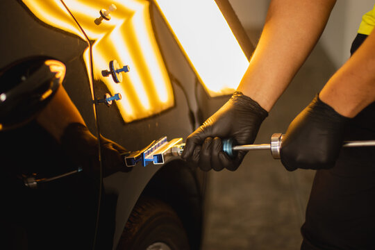 Ferramenta profissional para martelinho de ouro em a&ccedil;&atilde;o | Professional PDR tool in use