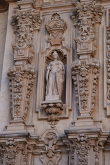Obraz premium Baroque Stone Facade with Female Statue in Architectural Niche