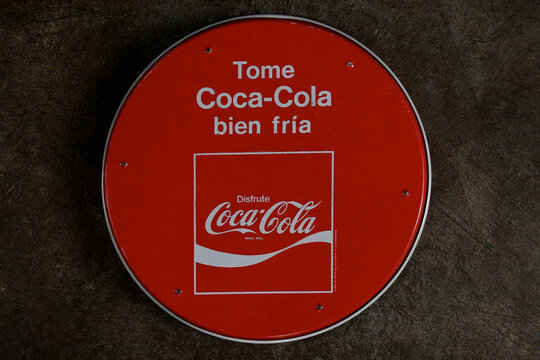 Vintage Mexican serving tray with the tagline, &ldquo;Tome Coca Cola Bien Fria&ldquo;, Drink ice-cold Coca-Cola
