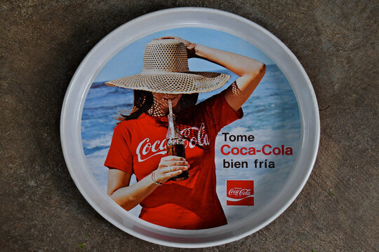 Vintage Mexican Serving tray with the 1970&rsquo;s &mdash;- 1980&rsquo;s tagline &ldquo;Tome Coca-Cola Bien Fria&rdquo;, Drink ice-cold Coca-Cola