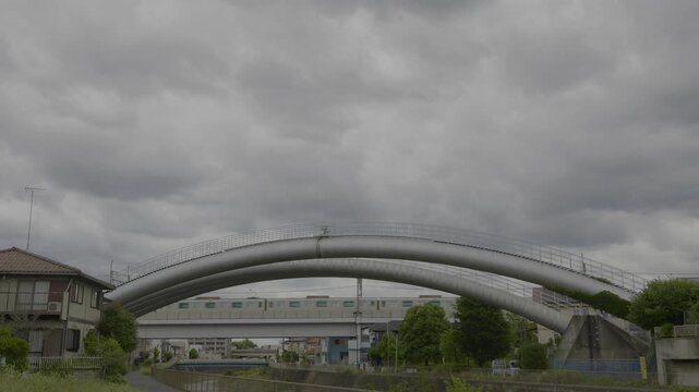 境川水管橋と東急田園都市線の中央林間線方面へ向かう2020系の電車