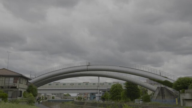 境川水管橋と東急田園都市線の渋谷・東武線方面へ向かう2020系の電車