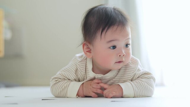リビングで遊ぶ赤ちゃん