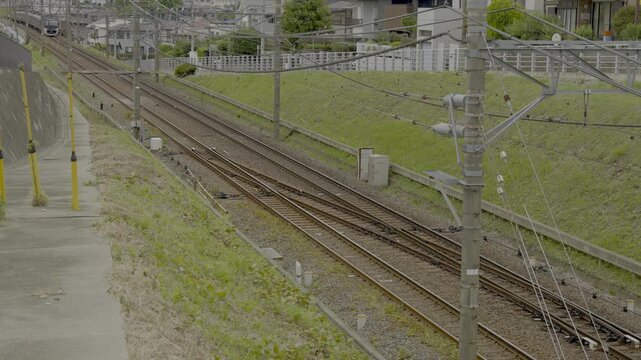 南町田グランベリーパーク駅へ向かう東急2020系の電車