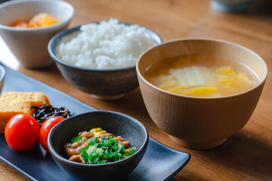 ご飯と味噌汁、納豆が並ぶ日本の伝統的な朝食のクローズアップ写真。和食の紹介やフードメニュー用