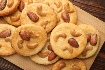 Naklejka premium Yummy nut cookies on wooden table, top view