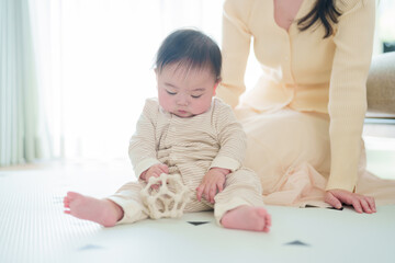Fototapeta premium おもちゃで遊ぶ赤ちゃん