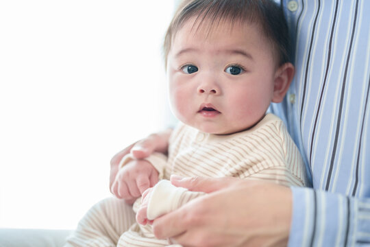 父親に抱っこされる赤ちゃん