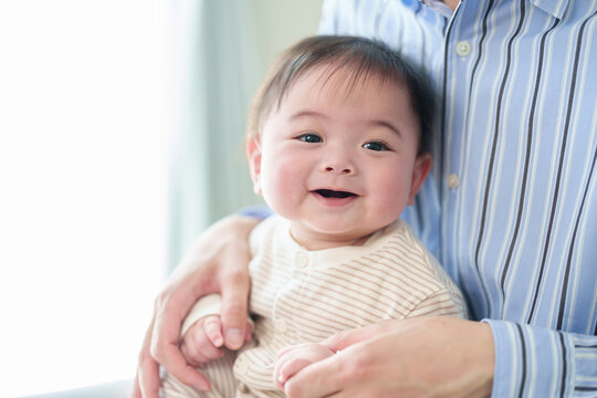 父親に抱っこされる赤ちゃん