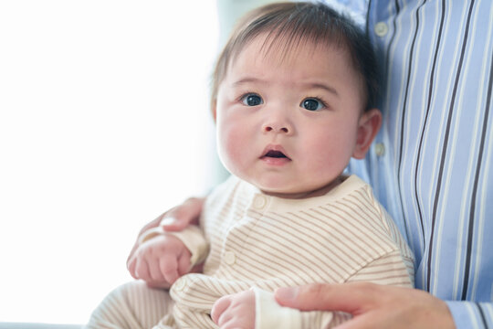 父親に抱っこされる赤ちゃん