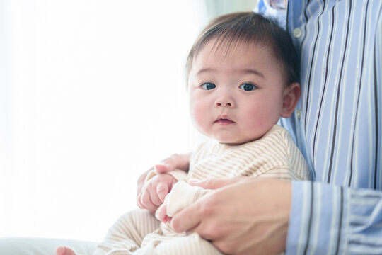 父親に抱っこされる赤ちゃん