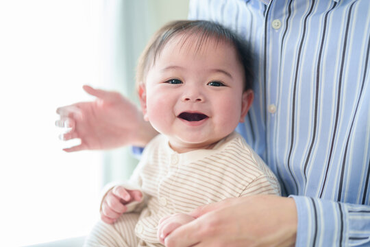 父親に抱っこされる赤ちゃん