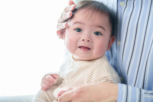 父親に抱っこされる赤ちゃん