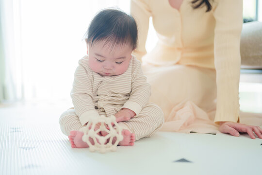 おもちゃで遊ぶ赤ちゃん