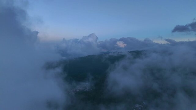 Volando entre nubes, Zona poblana.