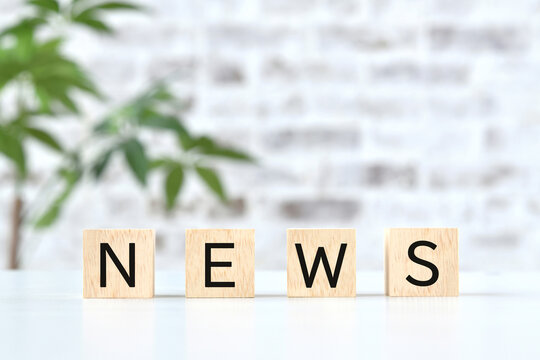 NEWSの文字が書かれた木製のブロック