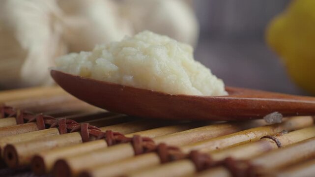 How to make garlic paste with lemon for cooking