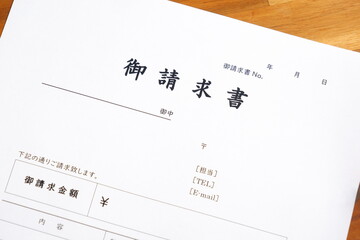 御請求書 - 取引先へ宛てて請求書を準備する、ビジネスシーンのイメージ  © PJM
