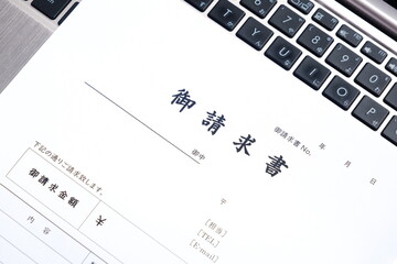 御請求書 - 取引先へ宛てて請求書を準備する、ビジネスシーンのイメージ  © PJM