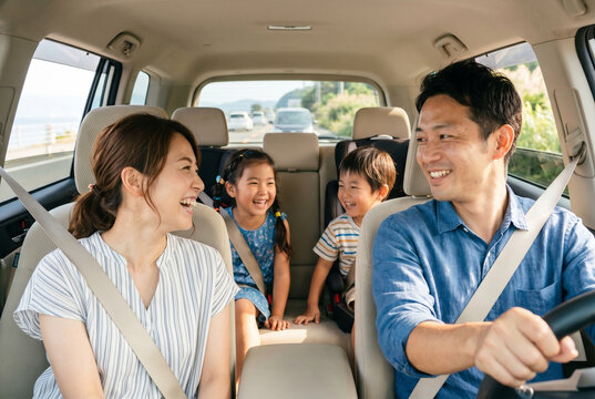 車で家族旅行を楽しむ日本人家族 ドライブ お出かけ 笑顔 Generative AI
