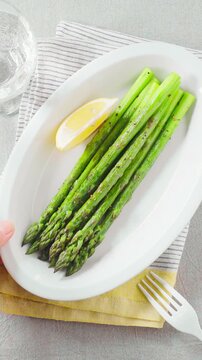 グリーンアスパラガスのソテー レモンを添えた春の副菜