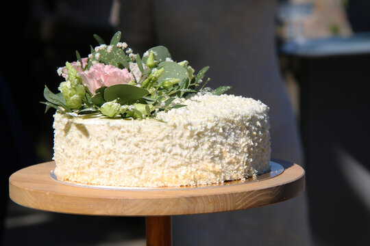 white chocolate small minimalistic wedding cake with natural flowers