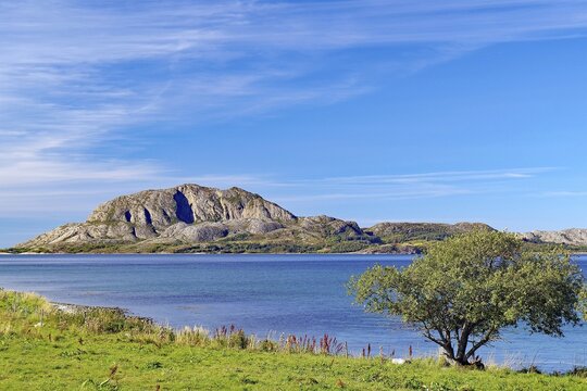 Single mountain and view of Torghatten, Bronn&ouml;ysund, Kystriksveien, FV 17, Helgeland, Norway