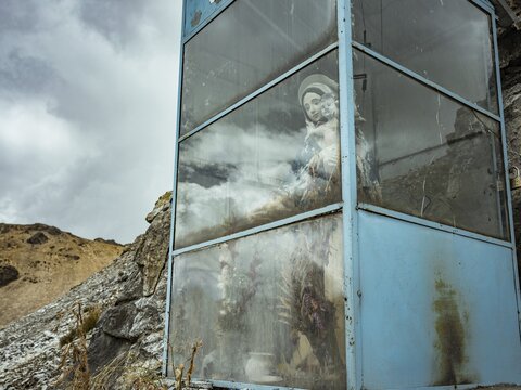 Statue of the Virgin Mary at the top of the pass con Ticlio at 4818 metres, Alto de Ticlio, Abra de Anticona, Peru