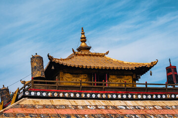 Fototapeta premium Golden rooftop of Gandantegchinlen Monastery in Ulaanbaatar, Mongolia, showcasing traditional Buddhist architecture.