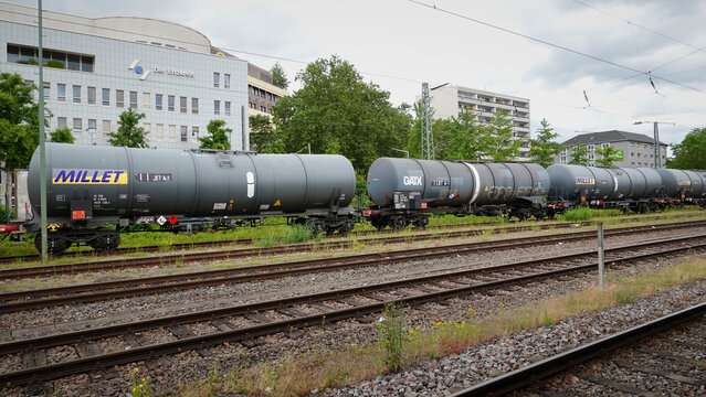 Auf Gleisen abgestellte Kesselwagen von Millet und GATX am Hauptbahnhof von Pforzheim in Baden-Wuerttemberg, Deutschland am 04. Juni 2026