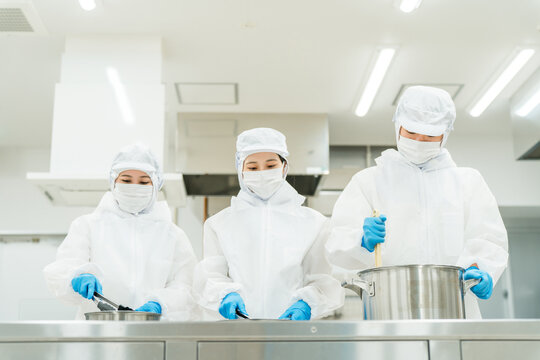 食品加工の仕事をする調理員の男女（仕込み,煮込む）