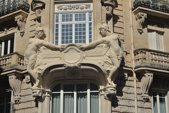 Paris - Immeuble haussmannien - cariatides