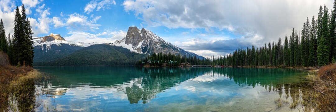 Panoramic view of Emerald Lake in Yoho National Park